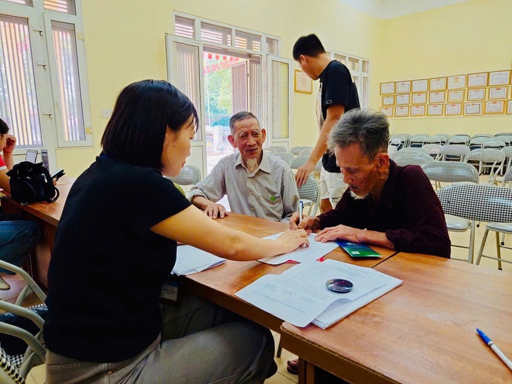 “Đi từng nhà, phục vụ tận nơi" - Nam Phù đưa dịch vụ công đến gần người yếu thế- Ảnh 4.