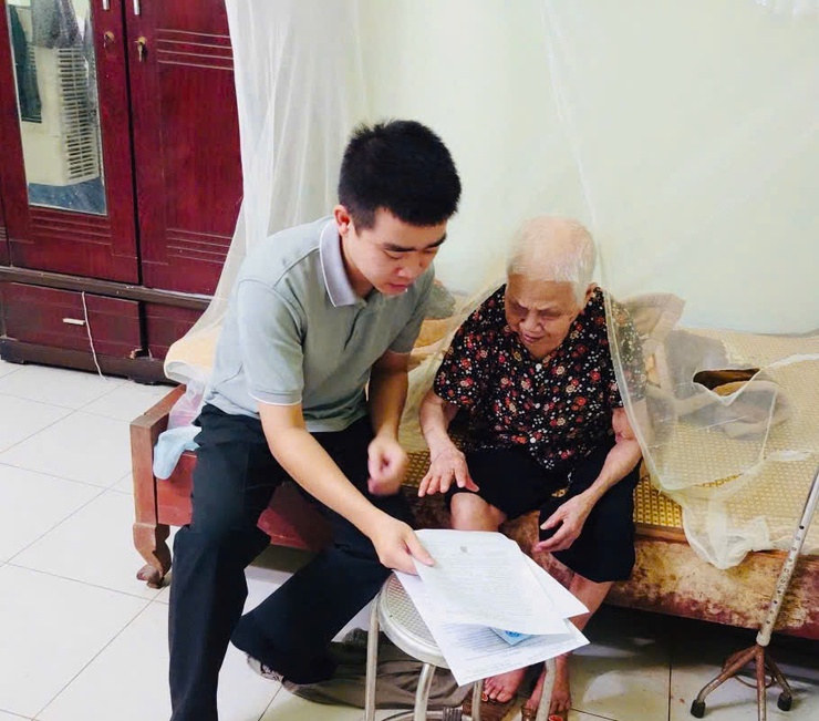 “Đi từng nhà, phục vụ tận nơi" - Nam Phù đưa dịch vụ công đến gần người yếu thế- Ảnh 3.