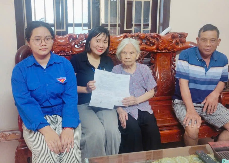 “Đi từng nhà, phục vụ tận nơi" - Nam Phù đưa dịch vụ công đến gần người yếu thế- Ảnh 5.