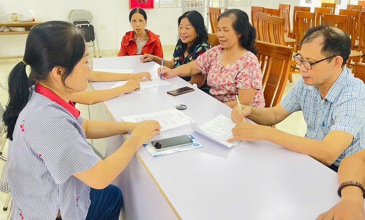 “Đi từng nhà, phục vụ tận nơi" - Nam Phù đưa dịch vụ công đến gần người yếu thế- Ảnh 2.