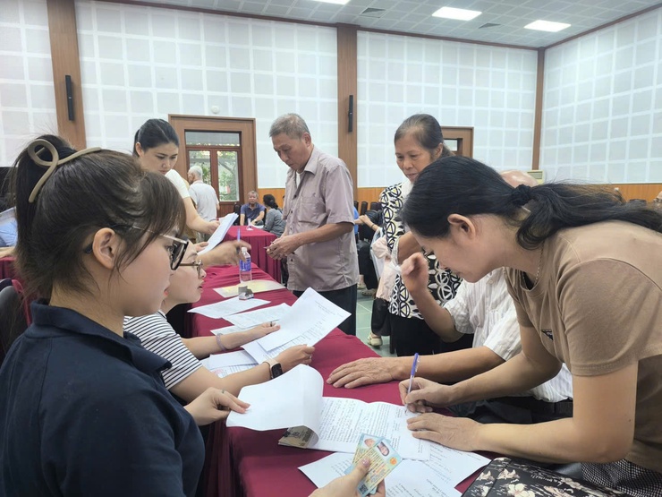 Phường Long Biên ra quân hỗ trợ người dân thực hiện thủ tục ủy quyền lĩnh lương hưu, trợ cấp bảo hiểm xã hội hằng tháng- Ảnh 5.