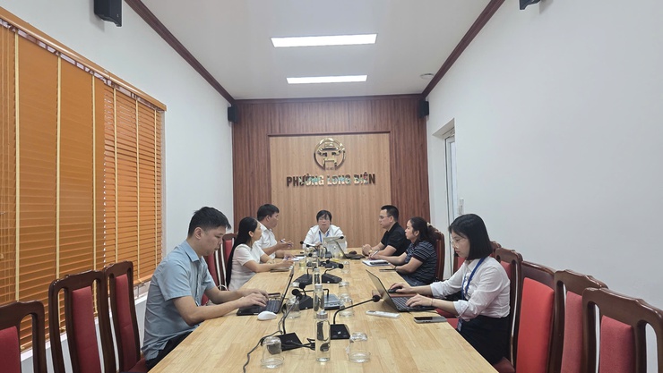 Đồng chí Nguyễn Quang Toản - UVBTV, Phó Chủ tịch UBND phường chủ trì hội nghị