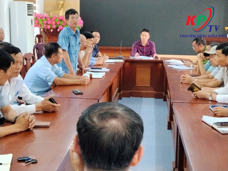 UBND xã Kiều Phú triển khai đồng bộ giải pháp phục vụ thu hoạch lúa, ổn định giá dịch vụ cho nông dân- Ảnh 2.