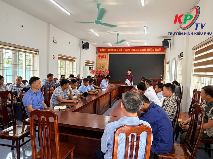 UBND xã Kiều Phú triển khai đồng bộ giải pháp phục vụ thu hoạch lúa, ổn định giá dịch vụ cho nông dân- Ảnh 1.