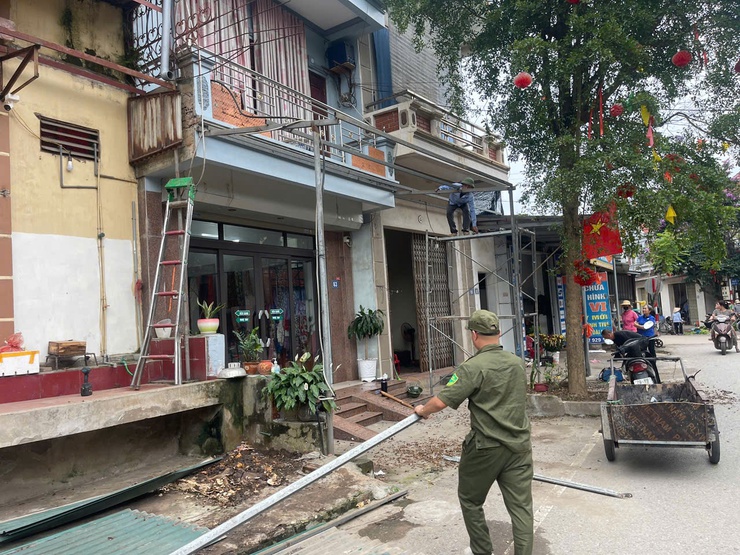 NGÀY 9/5: PHƯỜNG SƠN TÂY TIẾP TỤC RA QUÂN XỬ LÝ NGHIÊM VI PHẠM TRẬT TỰ ĐÔ THỊ TẠI NHIỀU TUYẾN PHỐ TRÊN ĐỊA BÀN - Ảnh 1.