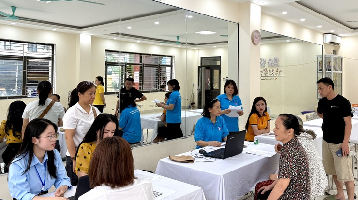 Phường Phú Thượng đẩy mạnh hỗ trợ người dân thực hiện thủ tục nhận lương hưu, trợ cấp BHXH thuận tiện, nhanh chóng- Ảnh 1.