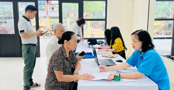 Phường Phú Thượng đẩy mạnh hỗ trợ người dân thực hiện thủ tục nhận lương hưu, trợ cấp BHXH thuận tiện, nhanh chóng- Ảnh 3.