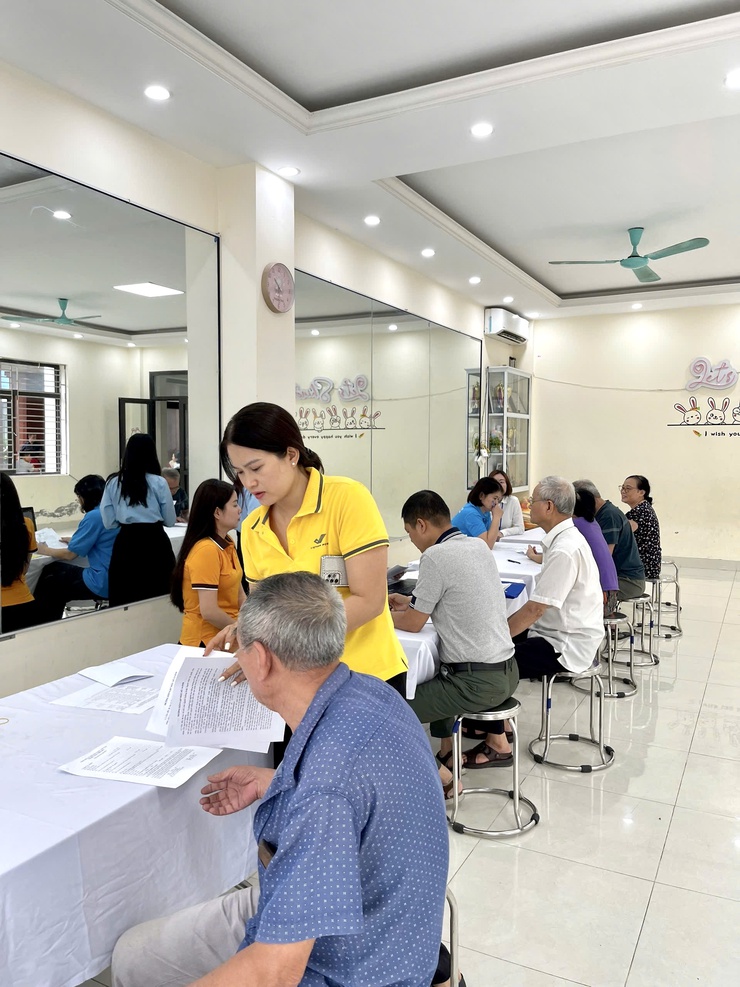 Phường Phú Thượng đẩy mạnh hỗ trợ người dân thực hiện thủ tục nhận lương hưu, trợ cấp BHXH thuận tiện, nhanh chóng- Ảnh 2.