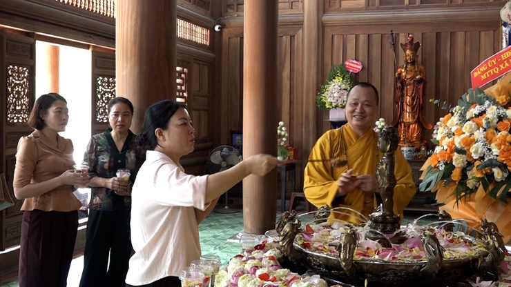 Lãnh đạo xã Mỹ Đức chúc mừng Đại lễ Phật đản PL.2570 tại chùa Hưng Khánh- Ảnh 11.
