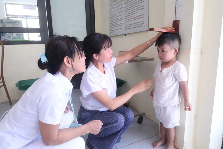  Xã Hòa Phú đồng loạt triển khai chiến dịch cân đo, đánh giá tình trạng dinh dưỡng và bổ sung Vitamin A đợt I năm 2026- Ảnh 5.