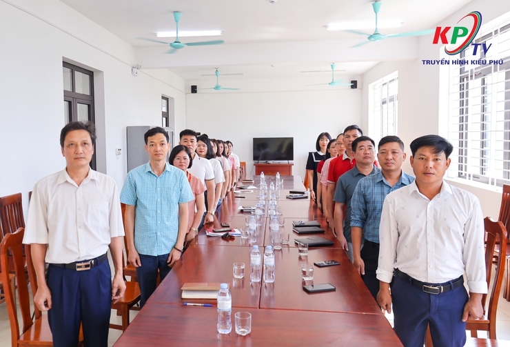 Cán bộ, viên chức Trung tâm dịch vụ tổng hợp xã Kiều Phú tổ chức Lễ chào cờ đầu tháng- Ảnh 1.