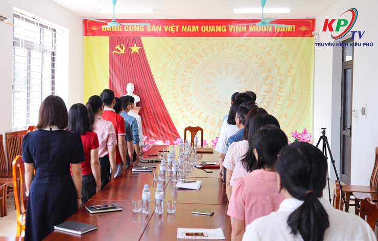 Cán bộ, viên chức Trung tâm dịch vụ tổng hợp xã Kiều Phú tổ chức Lễ chào cờ đầu tháng- Ảnh 2.