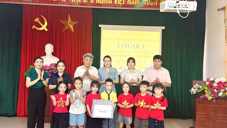 Lãnh đạo xã Hồng Sơn thăm, tặng quà thiếu nhi nhân Ngày Quốc tế Thiếu nhi 1/6- Ảnh 1.