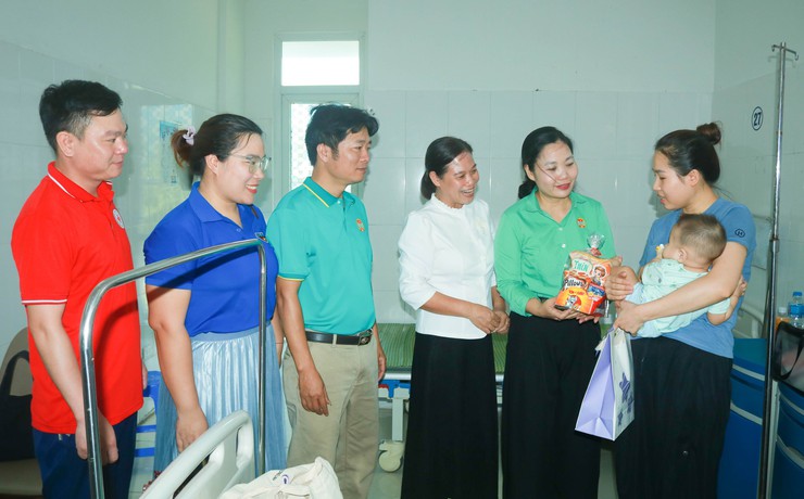 HỘI NÔNG DÂN XÃ QUỐC OAI VÀ TRƯỜNG TIỂU HỌC THẠCH THÁN THĂM, TẶNG QUÀ THIẾU NHI ĐANG ĐIỀU TRỊ TẠI BỆNH VIỆN ĐA KHOA QUỐC OAI NHÂN DỊP TẾT THIẾU NHI 1/6- Ảnh 1.