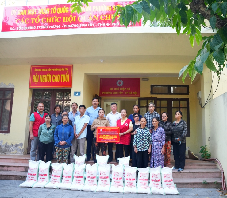 HỘI CHỮ THẬP ĐỎ PHƯỜNG SƠN TÂY TRAO GẠO THƯỜNG XUYÊN CHO 60 HỘ DÂN CÓ HOÀN CẢNH KHÓ KHĂN- Ảnh 1.