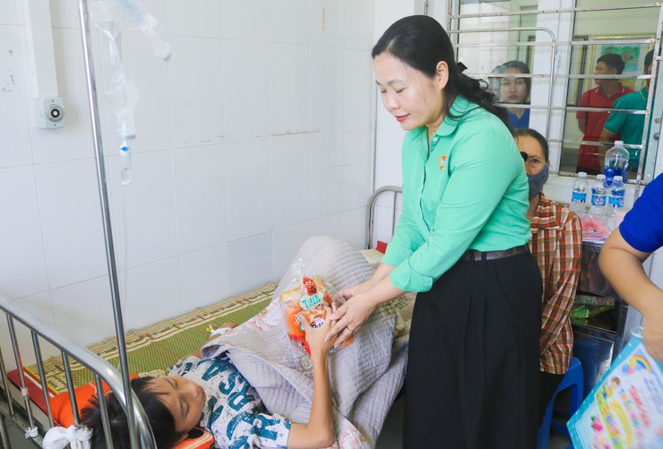 HỘI NÔNG DÂN XÃ QUỐC OAI VÀ TRƯỜNG TIỂU HỌC THẠCH THÁN THĂM, TẶNG QUÀ THIẾU NHI ĐANG ĐIỀU TRỊ TẠI BỆNH VIỆN ĐA KHOA QUỐC OAI NHÂN DỊP TẾT THIẾU NHI 1/6- Ảnh 11.