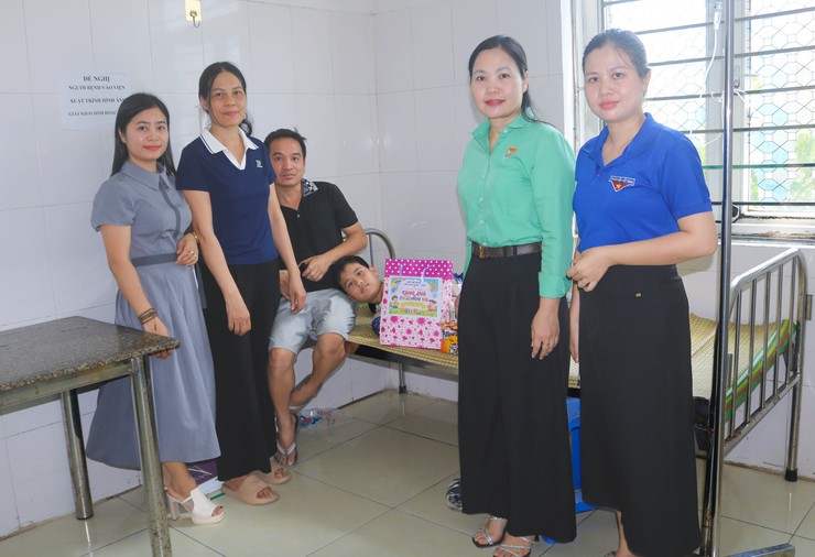 HỘI NÔNG DÂN XÃ QUỐC OAI VÀ TRƯỜNG TIỂU HỌC THẠCH THÁN THĂM, TẶNG QUÀ THIẾU NHI ĐANG ĐIỀU TRỊ TẠI BỆNH VIỆN ĐA KHOA QUỐC OAI NHÂN DỊP TẾT THIẾU NHI 1/6- Ảnh 12.
