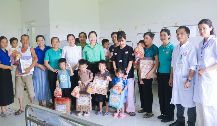 HỘI NÔNG DÂN XÃ QUỐC OAI VÀ TRƯỜNG TIỂU HỌC THẠCH THÁN THĂM, TẶNG QUÀ THIẾU NHI ĐANG ĐIỀU TRỊ TẠI BỆNH VIỆN ĐA KHOA QUỐC OAI NHÂN DỊP TẾT THIẾU NHI 1/6- Ảnh 13.