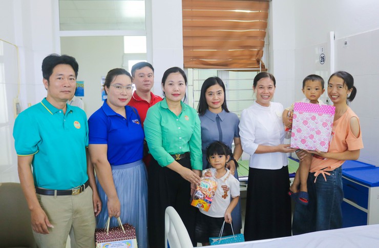 HỘI NÔNG DÂN XÃ QUỐC OAI VÀ TRƯỜNG TIỂU HỌC THẠCH THÁN THĂM, TẶNG QUÀ THIẾU NHI ĐANG ĐIỀU TRỊ TẠI BỆNH VIỆN ĐA KHOA QUỐC OAI NHÂN DỊP TẾT THIẾU NHI 1/6- Ảnh 2.