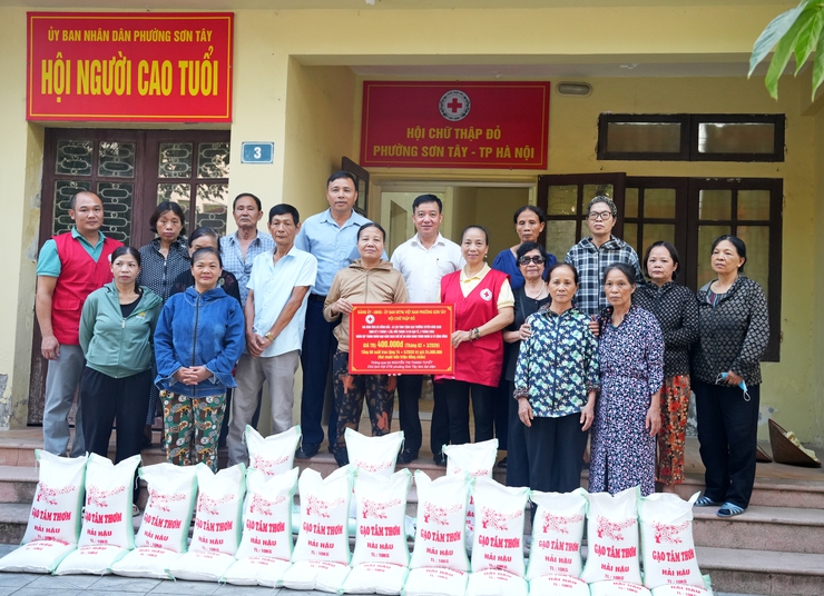 HỘI CHỮ THẬP ĐỎ PHƯỜNG SƠN TÂY TRAO GẠO THƯỜNG XUYÊN CHO 60 HỘ DÂN CÓ HOÀN CẢNH KHÓ KHĂN- Ảnh 2.