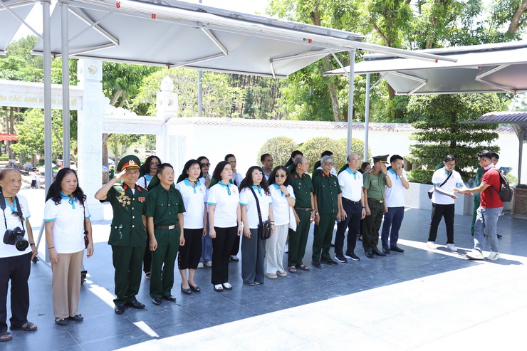 Ấm áp hành trình tri ân: Đảng bộ, chính quyền và Nhân dân phường Giảng Võ tổ chức "Chương trình về nguồn" đầy ý nghĩa- Ảnh 1.