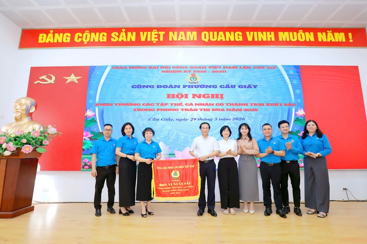 Công đoàn phường Cầu Giấy tổ chức hội nghị khen thưởng các tập thể, cá nhân có thành tích xuất sắc trong phong trào thi đua năm 2025- Ảnh 2.