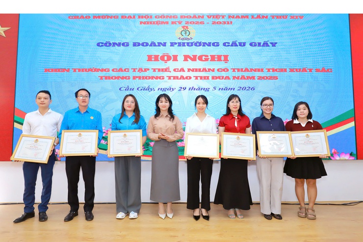 Công đoàn phường Cầu Giấy tổ chức hội nghị khen thưởng các tập thể, cá nhân có thành tích xuất sắc trong phong trào thi đua năm 2025- Ảnh 4.