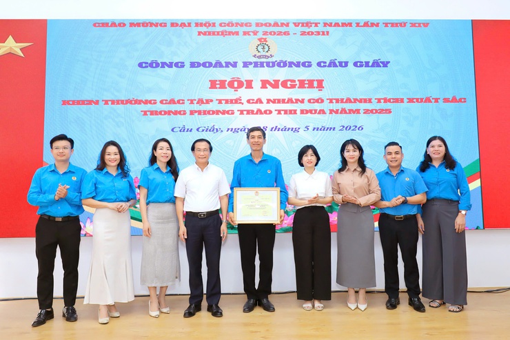 Công đoàn phường Cầu Giấy tổ chức hội nghị khen thưởng các tập thể, cá nhân có thành tích xuất sắc trong phong trào thi đua năm 2025- Ảnh 3.