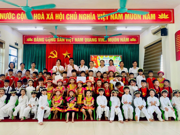 Lãnh đạo xã Hồng Sơn thăm, tặng quà thiếu nhi nhân Ngày Quốc tế Thiếu nhi 1/6- Ảnh 3.