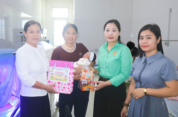 HỘI NÔNG DÂN XÃ QUỐC OAI VÀ TRƯỜNG TIỂU HỌC THẠCH THÁN THĂM, TẶNG QUÀ THIẾU NHI ĐANG ĐIỀU TRỊ TẠI BỆNH VIỆN ĐA KHOA QUỐC OAI NHÂN DỊP TẾT THIẾU NHI 1/6- Ảnh 3.