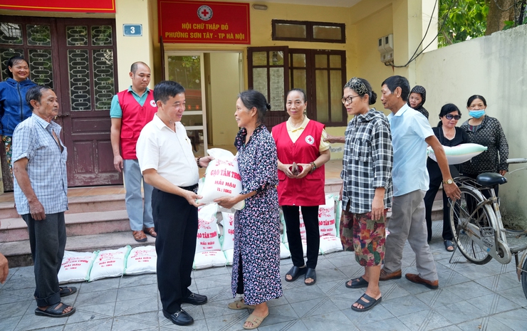 HỘI CHỮ THẬP ĐỎ PHƯỜNG SƠN TÂY TRAO GẠO THƯỜNG XUYÊN CHO 60 HỘ DÂN CÓ HOÀN CẢNH KHÓ KHĂN- Ảnh 3.