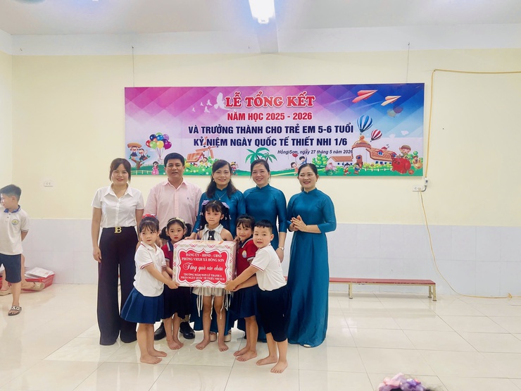 Lãnh đạo xã Hồng Sơn thăm, tặng quà thiếu nhi nhân Ngày Quốc tế Thiếu nhi 1/6- Ảnh 4.