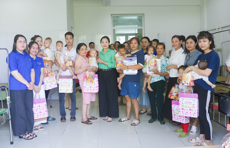 HỘI NÔNG DÂN XÃ QUỐC OAI VÀ TRƯỜNG TIỂU HỌC THẠCH THÁN THĂM, TẶNG QUÀ THIẾU NHI ĐANG ĐIỀU TRỊ TẠI BỆNH VIỆN ĐA KHOA QUỐC OAI NHÂN DỊP TẾT THIẾU NHI 1/6- Ảnh 4.
