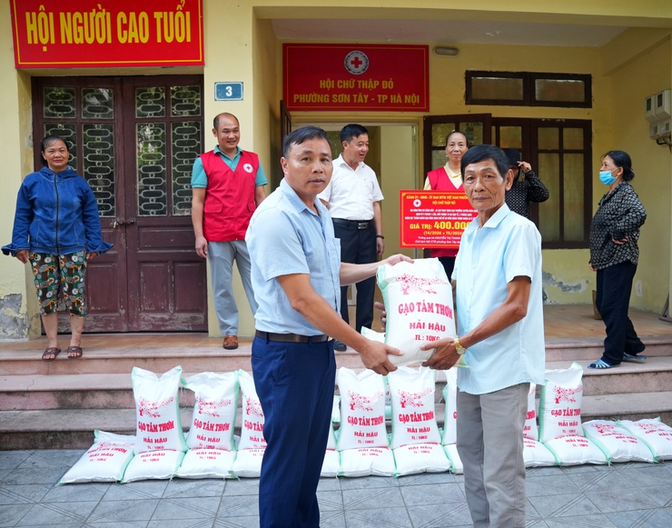 HỘI CHỮ THẬP ĐỎ PHƯỜNG SƠN TÂY TRAO GẠO THƯỜNG XUYÊN CHO 60 HỘ DÂN CÓ HOÀN CẢNH KHÓ KHĂN- Ảnh 4.