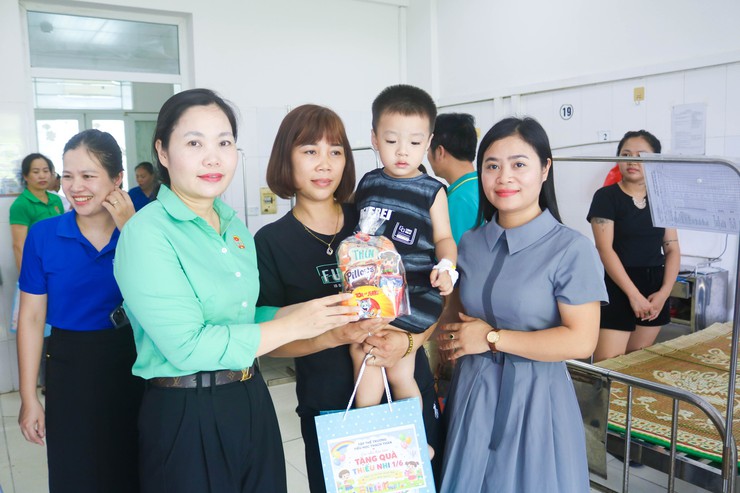 HỘI NÔNG DÂN XÃ QUỐC OAI VÀ TRƯỜNG TIỂU HỌC THẠCH THÁN THĂM, TẶNG QUÀ THIẾU NHI ĐANG ĐIỀU TRỊ TẠI BỆNH VIỆN ĐA KHOA QUỐC OAI NHÂN DỊP TẾT THIẾU NHI 1/6- Ảnh 5.