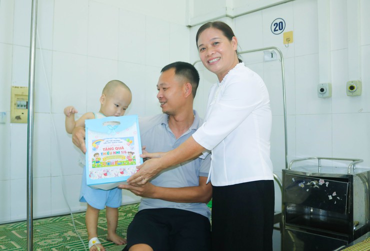 HỘI NÔNG DÂN XÃ QUỐC OAI VÀ TRƯỜNG TIỂU HỌC THẠCH THÁN THĂM, TẶNG QUÀ THIẾU NHI ĐANG ĐIỀU TRỊ TẠI BỆNH VIỆN ĐA KHOA QUỐC OAI NHÂN DỊP TẾT THIẾU NHI 1/6- Ảnh 6.