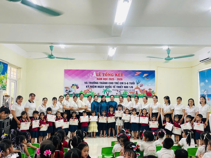 Lãnh đạo xã Hồng Sơn thăm, tặng quà thiếu nhi nhân Ngày Quốc tế Thiếu nhi 1/6- Ảnh 5.
