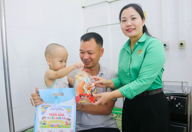 HỘI NÔNG DÂN XÃ QUỐC OAI VÀ TRƯỜNG TIỂU HỌC THẠCH THÁN THĂM, TẶNG QUÀ THIẾU NHI ĐANG ĐIỀU TRỊ TẠI BỆNH VIỆN ĐA KHOA QUỐC OAI NHÂN DỊP TẾT THIẾU NHI 1/6- Ảnh 7.