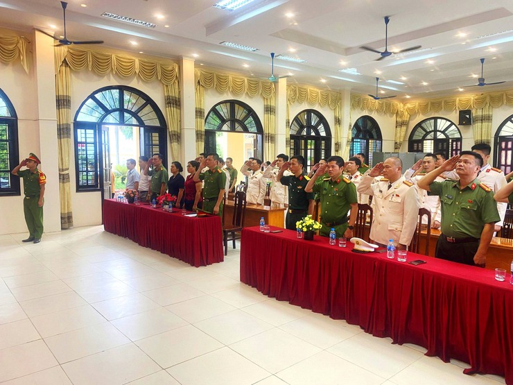 Công an xã Hòa Phú: Lễ công bố quyết định thăng cấp bậc hàm, nâng lương năm 2026 cho cán bộ, chiến sĩ đủ điều kiện theo quy định- Ảnh 1.