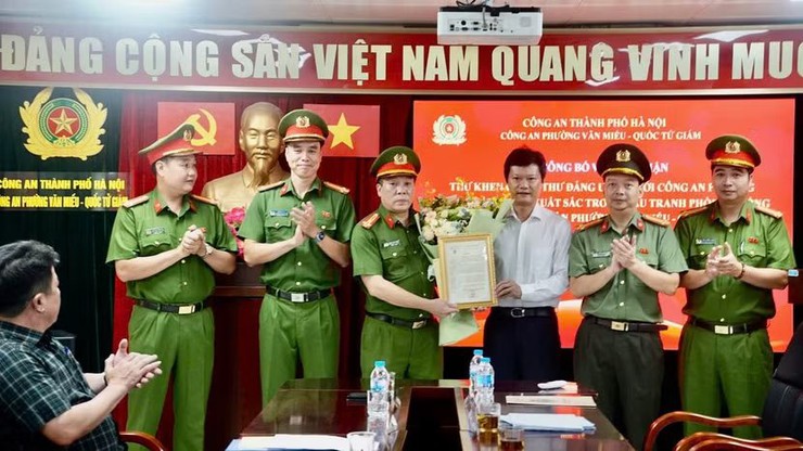CÔNG AN PHƯỜNG VĂN MIẾU - QUỐC TỬ GIÁM NHẬN THƯ KHEN VỀ THÀNH TÍCH XUẤT SẮC TRONG ĐẤU TRANH PHÒNG CHỐNG TỘI PHẠM MA TÚY- Ảnh 3.