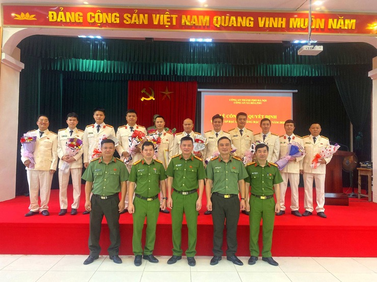 Công an xã Hòa Phú: Lễ công bố quyết định thăng cấp bậc hàm, nâng lương năm 2026 cho cán bộ, chiến sĩ đủ điều kiện theo quy định- Ảnh 3.