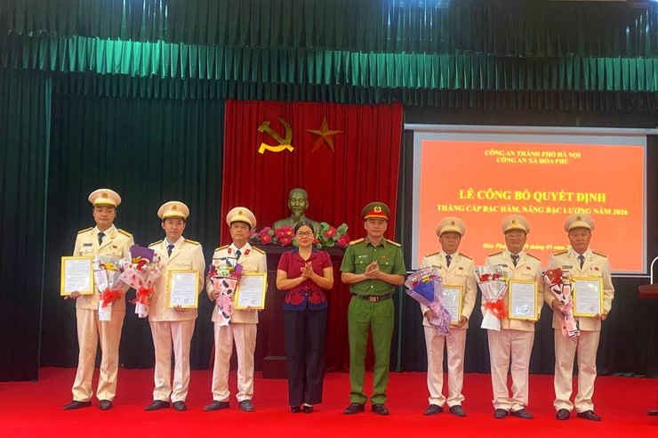 Công an xã Hòa Phú: Lễ công bố quyết định thăng cấp bậc hàm, nâng lương năm 2026 cho cán bộ, chiến sĩ đủ điều kiện theo quy định- Ảnh 4.