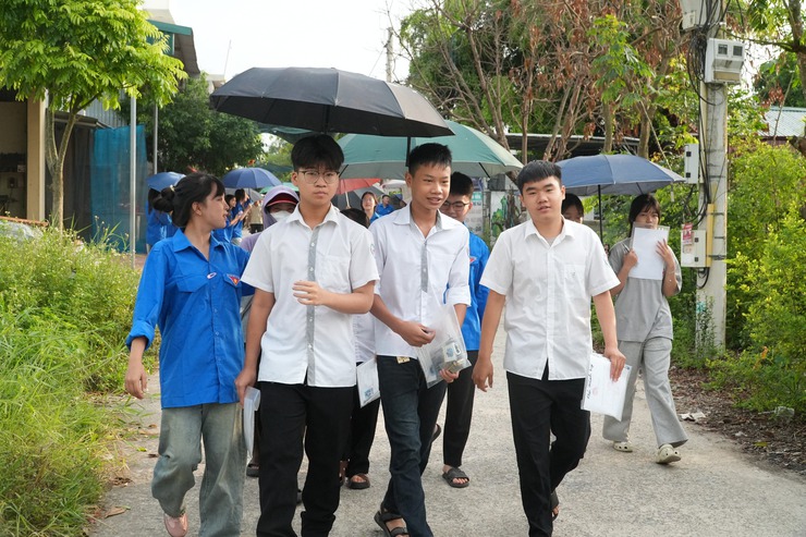 Đồng chí Phó Chủ tịch UBND xã kiểm tra, động viên tại 2 điểm thi tuyển sinh vào lớp 10 THPT - Ảnh 3.