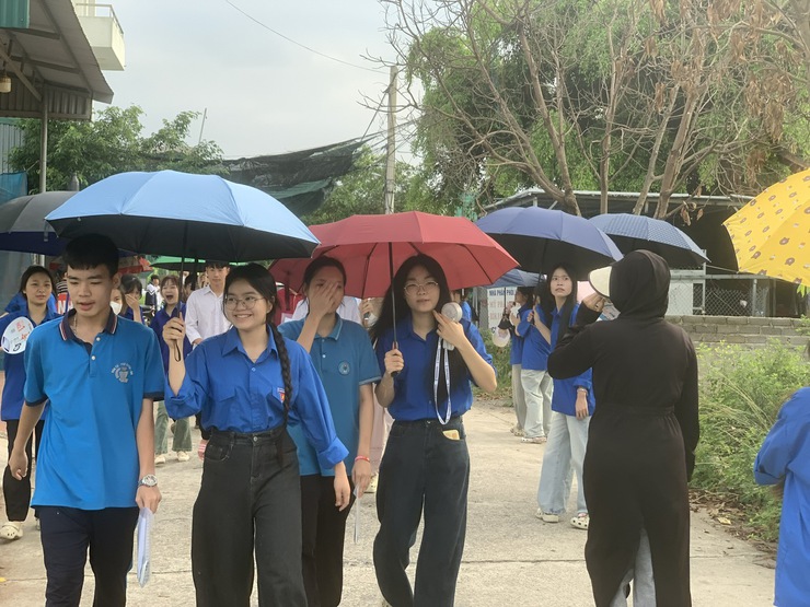 Đồng chí Phó Chủ tịch UBND xã kiểm tra, động viên tại 2 điểm thi tuyển sinh vào lớp 10 THPT - Ảnh 2.