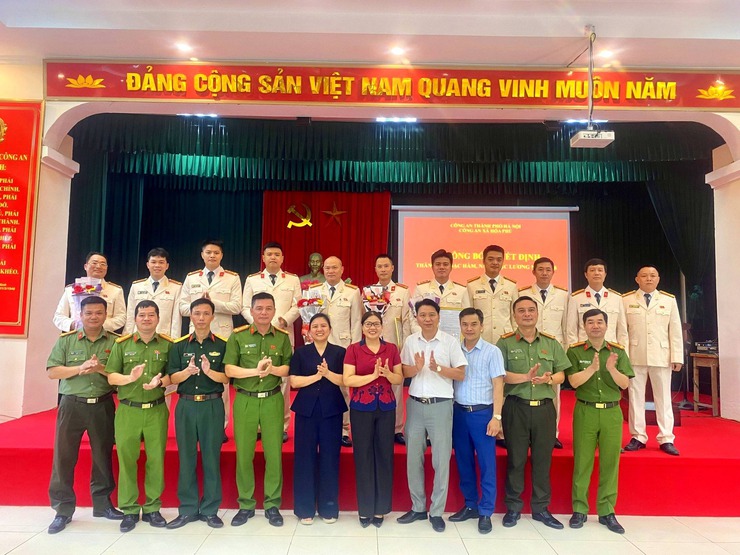 Công an xã Hòa Phú: Lễ công bố quyết định thăng cấp bậc hàm, nâng lương năm 2026 cho cán bộ, chiến sĩ đủ điều kiện theo quy định- Ảnh 5.