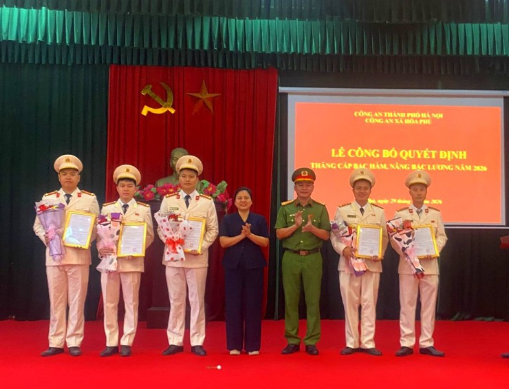 Công an xã Hòa Phú: Lễ công bố quyết định thăng cấp bậc hàm, nâng lương năm 2026 cho cán bộ, chiến sĩ đủ điều kiện theo quy định- Ảnh 6.