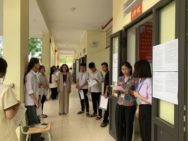 Đồng chí Phó Chủ tịch UBND xã kiểm tra, động viên tại 2 điểm thi tuyển sinh vào lớp 10 THPT - Ảnh 1.