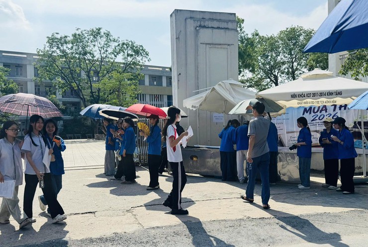Quang Minh: Ngày thi đầu tiên vào lớp 10 diễn ra an toàn, nghiêm túc, đúng quy chế- Ảnh 3.