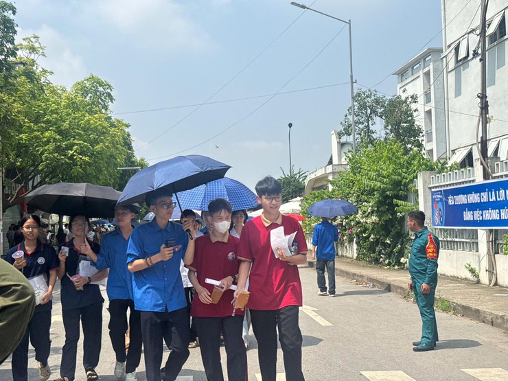 Quang Minh bảo đảm kỳ thi vào lớp 10 diễn ra an toàn, nghiêm túc trong ngày thi môn Toán- Ảnh 2.