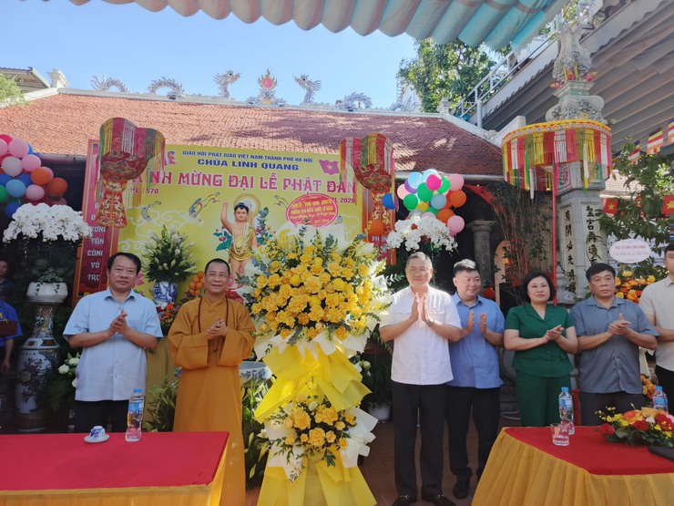 ĐẢNG ỦY - HĐND - UBND - UB MTTQ VIỆT NAM PHƯỜNG VĂN MIẾU - QUỐC TỬ GIÁM THĂM HỎI, CHÚC MỪNG ĐẠI LỄ PHẬT ĐẢN PL.2570 - DL.2026 TẠI CÁC CƠ SỞ PHẬT GIÁO TRÊN ĐỊA BÀN PHƯỜNG- Ảnh 1.